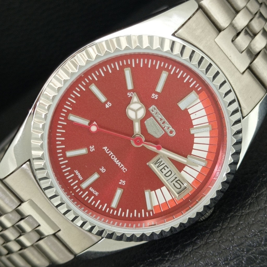 Vintage 1981 Seiko Automatic Mens Silver Watch WDaydate  Silver Accents